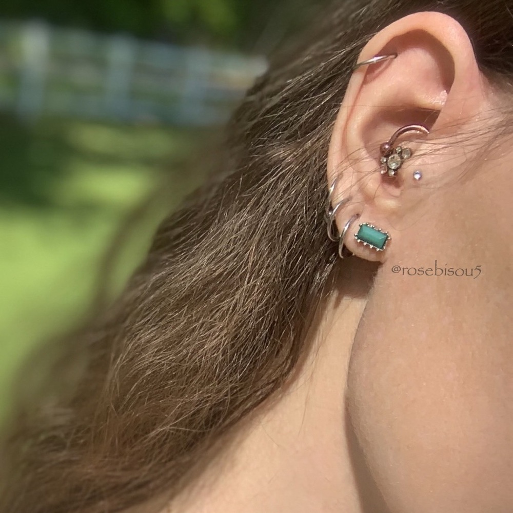 💋🆕Dainty Jade + Silver Baguette Stud Earrings - Picture 3 of 5